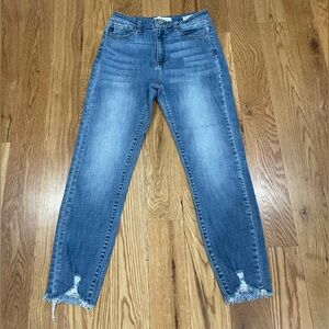 KanCan “Esther” high rise skinnies
Rise 9.5”91.9% cotton 7% polyester 1% spandex